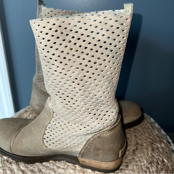 Sorel Major Pull On Distressed Leather Boots - Picture 9 of 13